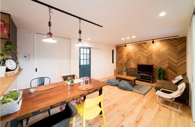 ヘリンボーンのアクセント壁が印象的なリビング　